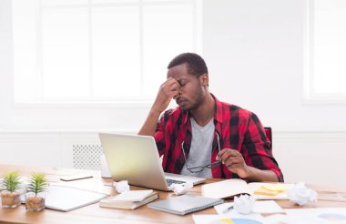 Office, yorgun siyah işadamı laptop ile çalışmak