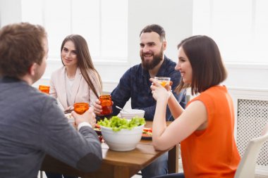 Grup, Festival tablo yemeğinde mutlu insan
