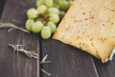 Gouda peyniri otlar closeup ile