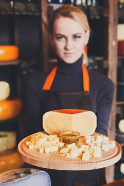 Peynir tabağı tezgâhtar elinde