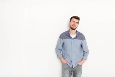 Yakışıklı adam elleri cebinde olan poz