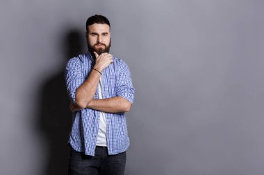 Çene üzerinde el ile poz dalgın sakallı adam