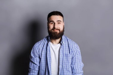 Neşeli gülümseyen adam portre sakallı