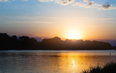 Orman nehir şafakta. Doğa manzara arka plan