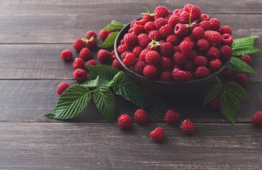 Kahverengi rustik ahşap arka plan üzerinde kırmızı taze frambuaz