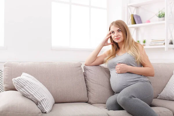 Pensieve zwangere vrouw dromen over het kind — Stockfoto