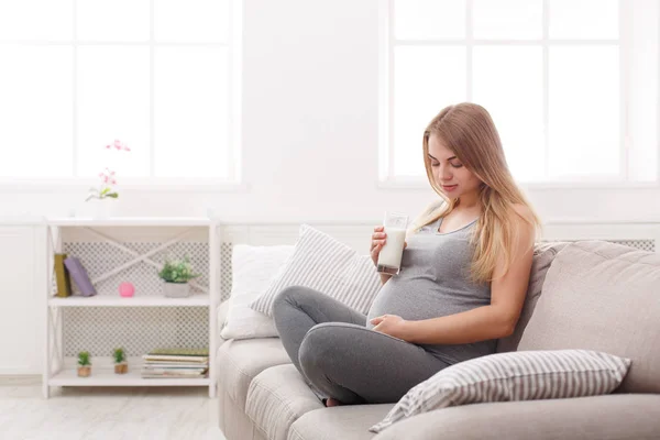 Gravid kvinna dricka glas mjölk kopia utrymme — Stockfoto