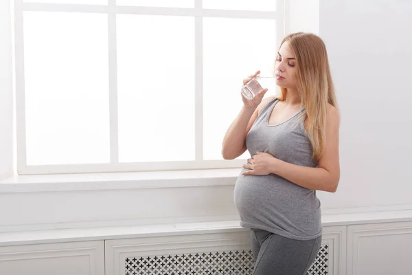 Wanita hamil meminum segelas ruang fotokopi susu — Stok Foto