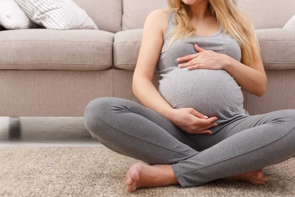 Femme enceinte méconnaissable caressant son ventre — Photo