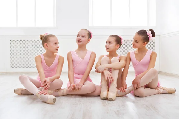 Pequenas bailarinas falando no estúdio de balé — Fotografia de Stock