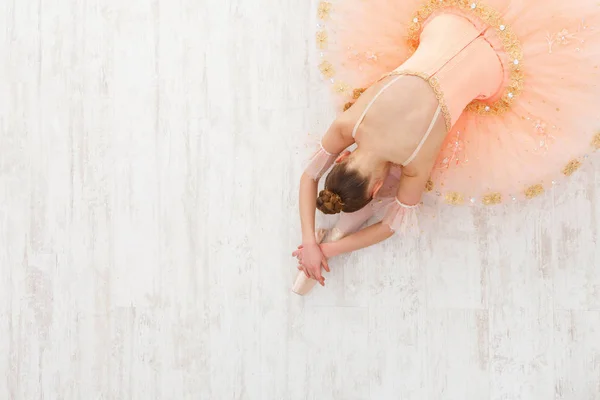 Estudiante de ballet haciendo ejercicio en traje de ballet —  Fotos de Stock