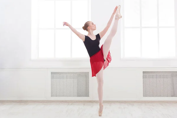 Beautiful ballerina dance on pointe — Stock Photo, Image