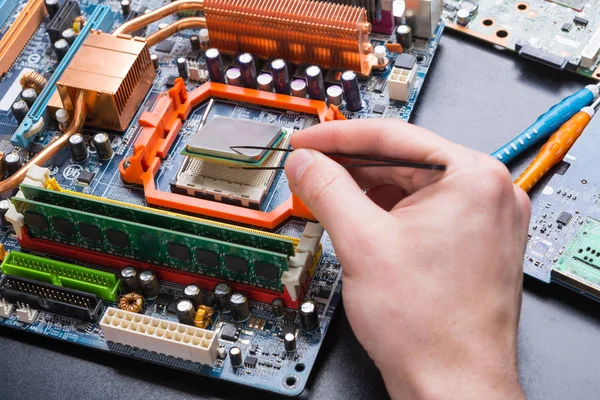Розбирання чипів комп'ютерного процесора крупним планом — стокове фото