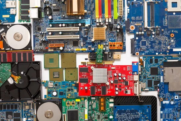 Microcircuitos informáticos e hdd desmontados de perto — Fotografia de Stock