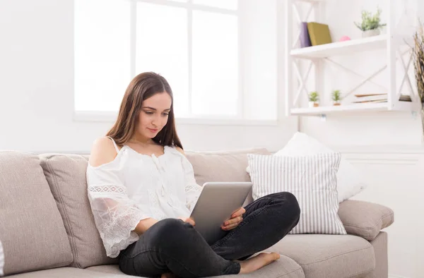 Mujer joven en casa con la tableta —  Fotos de Stock