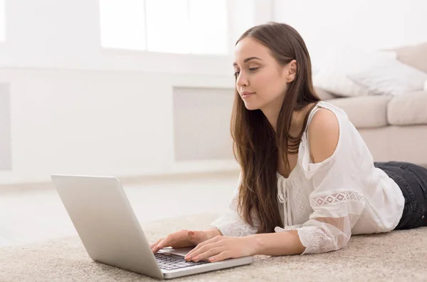 Dizüstü bilgisayar kullanan sevimli öğrenci kız — Stok fotoğraf