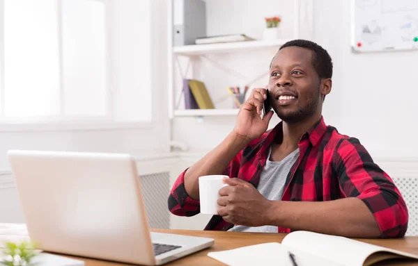 Fiatal fekete üzletember hívás mobiltelefon modern fehér hivatalban — Stock Fotó