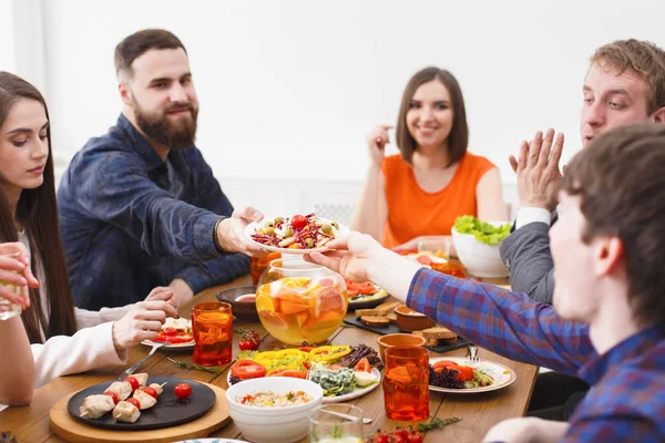 Grupo de personas felices en la cena de mesa festiva — Foto de Stock