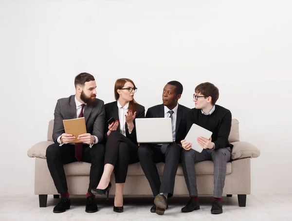 Jóvenes empresarios discuten estrategia de marketing — Foto de Stock