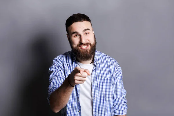 Wütender bärtiger Mann schreit laut, zeigt auf Kamera — Stockfoto