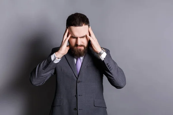 Un uomo barbuto concentrato che pensa a qualcosa — Foto Stock