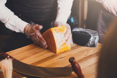 Tezgâhtar bir parça peynir dükkanında kaydırma