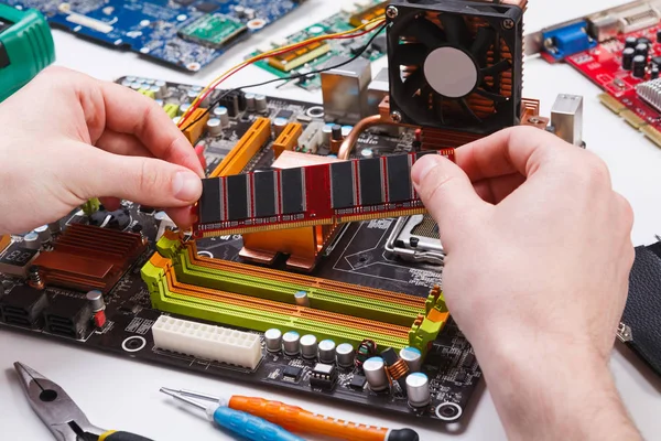 Atualização técnica do computador de perto — Fotografia de Stock