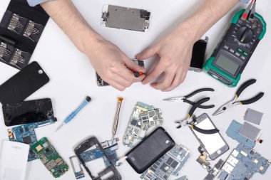 Smartphone, dissasembling telefon üstten görünüm onarma