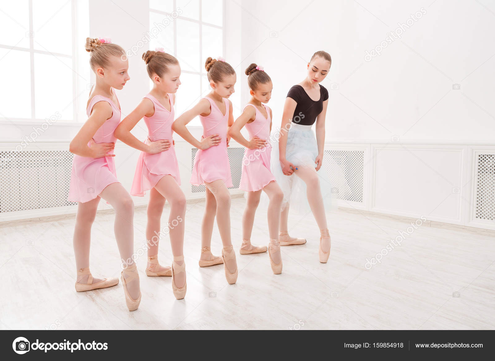 Enseignant Aidant Ses Eleves Pendant Les Cours De Danse Image Libre De Droit Par Milkos C