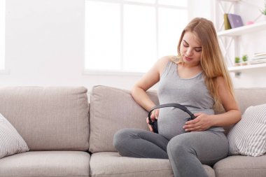 Doğmamış bebeğin anne bel bölgende müzik dinleme