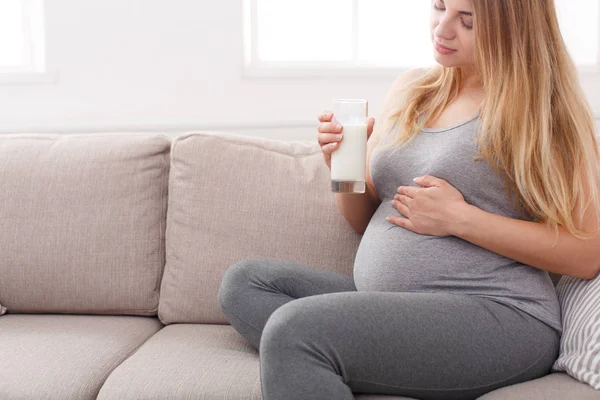 Zwangere vrouw drinken glaasje melk kopie ruimte — Stockfoto