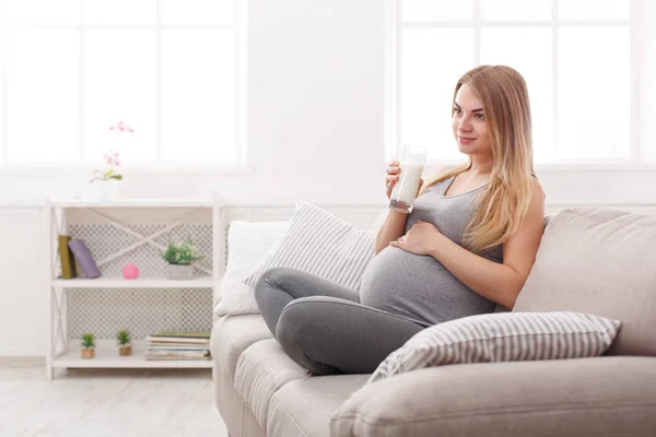 Gravid kvinna dricka glas mjölk kopia utrymme — Stockfoto