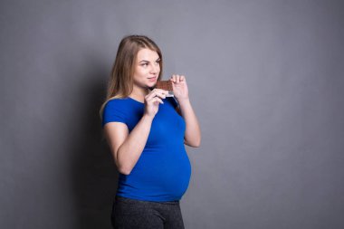 Hamile kadın çikolata bar yeme keyfini