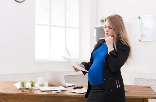 Pregnant business woman talking on phone at office — Stock Photo, Image