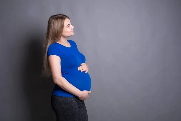 Pegnant nő, simogatta a lány hasa oldalnézetből — Stock Fotó