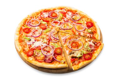 Soğan, pastırma ve kiraz ile lezzetli pizza