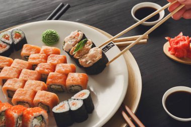 Yemek suşi ve rulo olarak Japon restoranı