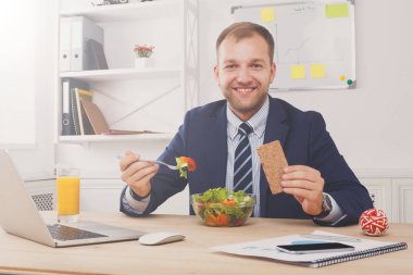 Adam sağlıklı iş yemeği modern ofis iç vardır.