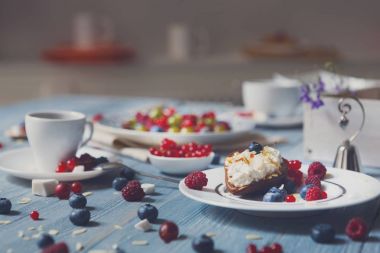 Kahvaltı pişmiş bezelye ve mavi rustik ahşap, çilek ile