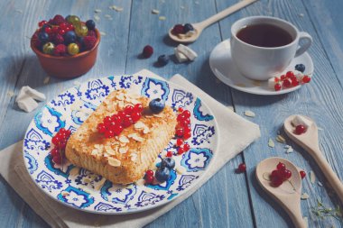 Pasta pasta, çay ve çilek mavi rustik ahşap