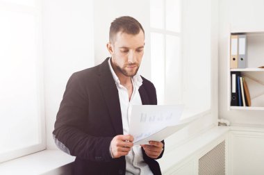 Ofis pencere yakınındaki emin iş adamı