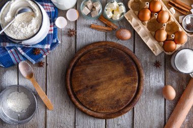 Rustik ahşap arka plan üzerinde fırın malzemeleri