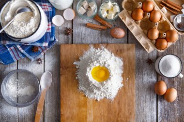 Yemek pişirme, yumurta ve un için malzemeler