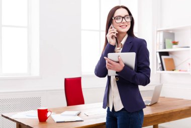 Cep telefonu notları yazma ile iş kadını