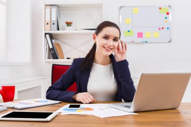 İş kadını okuma belgeyi office masaüstü