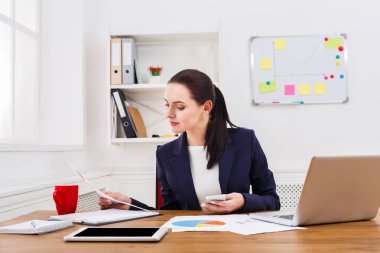 İş kadını okuma belgeyi office masaüstü