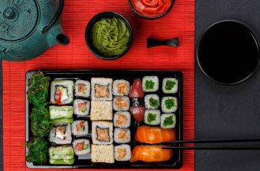 Japon restoranı Sushi ve rulo Üstten Görünüm