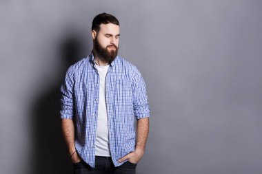 Sakallı yakışıklı elleri cebinde olan poz