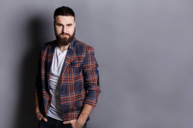 Sakallı yakışıklı elleri cebinde olan poz