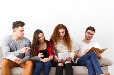 Çeşitli genç öğrenciler evde sınavına hazırlık